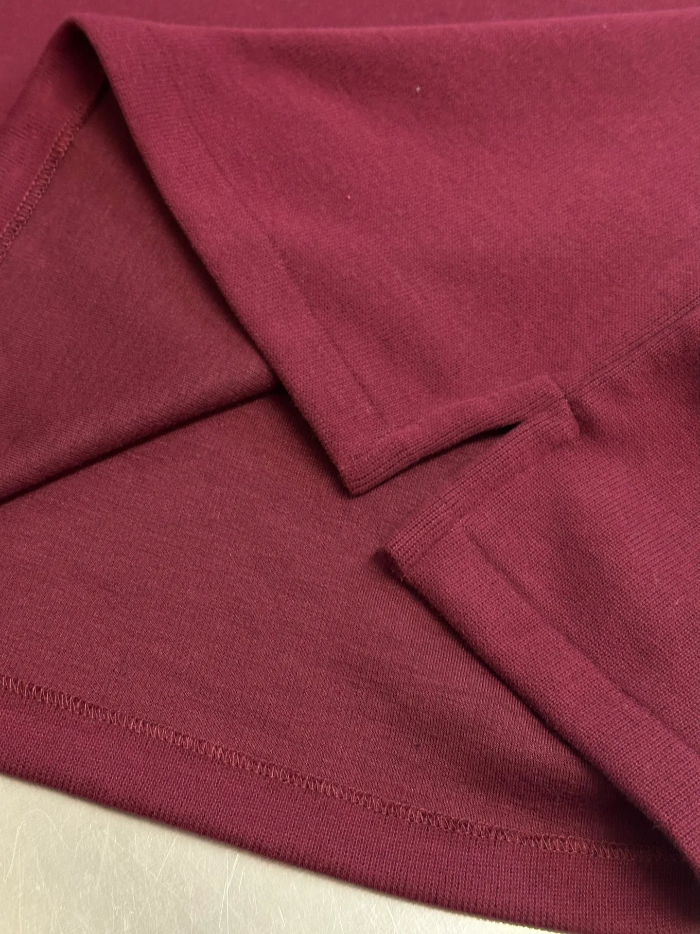 P390 Ralph Lauren colorful embroidered half turtleneck sweatshirt, custom-made with elegant fine cotton velvet feel, with low saturated brown-red as the base, and the exquisite colorful pony logo jumps into burgundy, making it highly recognizable. The design of the half zipper has been sublimated, and the leather pull tab of the zipper head has been aged, retaining slight rough edges.  Adopt imported machine embroidery technology, use advanced computer control system and precision mechanical components to realize pony logo embroidery work size: s m l xl